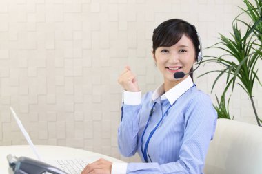 gülümseyen çağrı merkezi operatörü