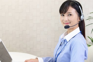 gülümseyen çağrı merkezi operatörü