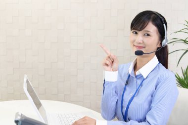 gülümseyen çağrı merkezi operatörü