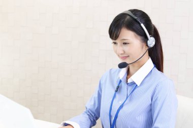 gülümseyen çağrı merkezi operatörü