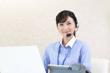 gülümseyen çağrı merkezi operatörü