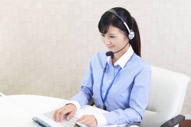 gülümseyen çağrı merkezi operatörü