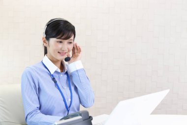 gülümseyen çağrı merkezi operatörü