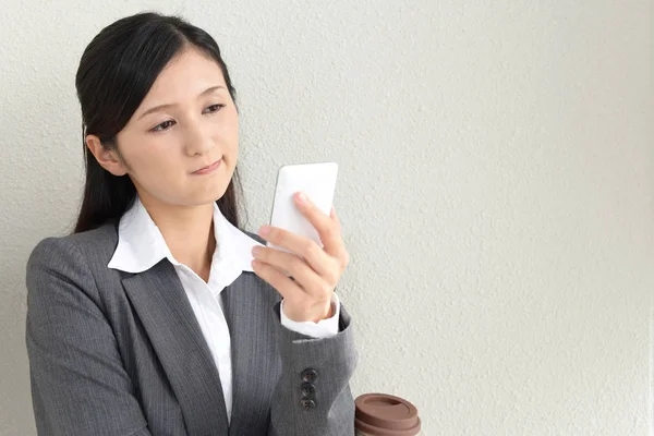 Female Office Worker Uses Smart Phone — Stock Photo, Image