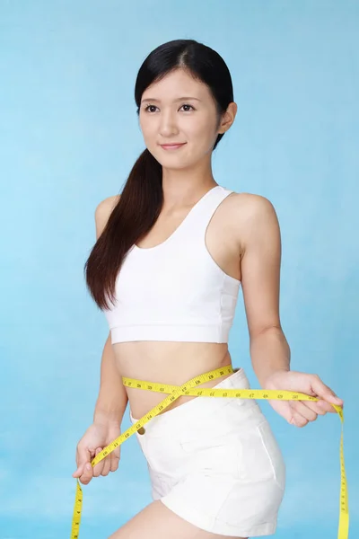 Mulher Que Está Medindo Sua Cintura — Fotografia de Stock
