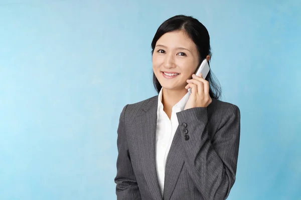 Donna Affari Che Sta Parlando Uno Smartphone — Foto Stock