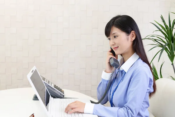 Geschäftsfrau Mit Telefon — Stockfoto