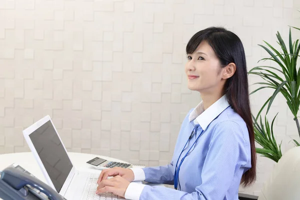 Geschäftsfrau Arbeitet Einem Laptop — Stockfoto