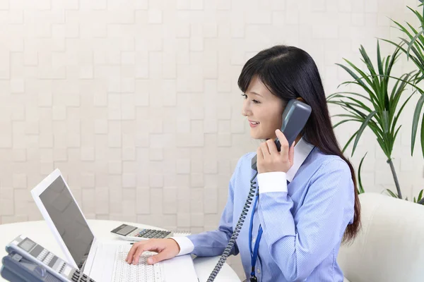 Geschäftsfrau Mit Telefon — Stockfoto