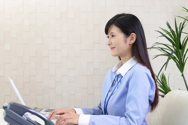 Geschäftsfrau Arbeitet Einem Laptop — Stockfoto