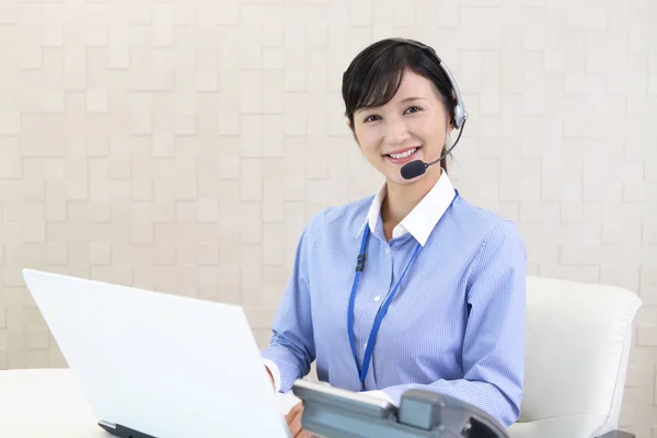 Operador Call Center Sorridente — Fotografia de Stock