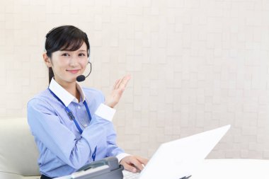 gülümseyen çağrı merkezi operatörü