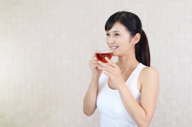 Genç güzel kadın çay sahiptir