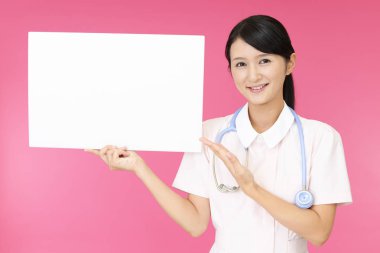 Bir beyaz tahta ile gülümseyen kadın hemşire