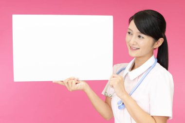 Bir beyaz tahta ile gülümseyen kadın hemşire