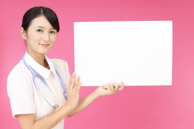 Bir beyaz tahta ile gülümseyen kadın hemşire