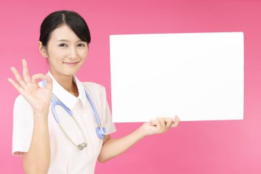 Bir beyaz tahta ile gülümseyen kadın hemşire