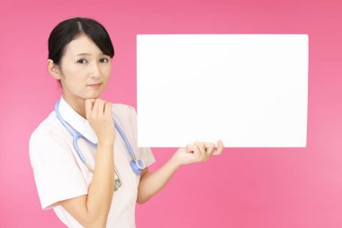 Bir beyaz tahta ile endişeli hemşire