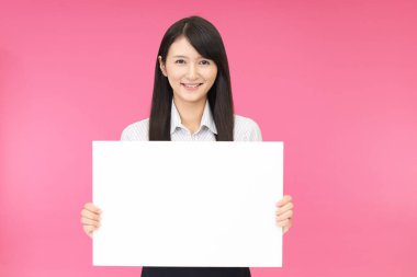 Bir beyaz tahta ile gülümseyen kadın