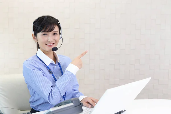 Operador Centro Llamadas Sonriente —  Fotos de Stock