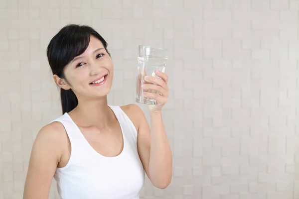 Vrouw Die Een Glas Water Drinkt — Stockfoto