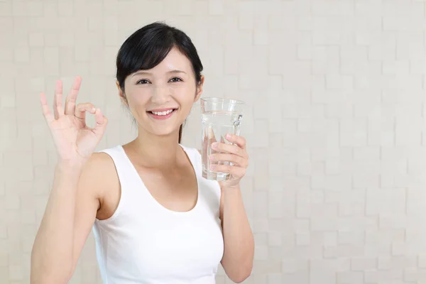 Mujer Bebiendo Vaso Agua — Foto de Stock