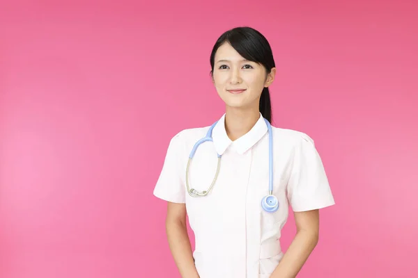 Uśmiechający Się Pielęgniarka Kobiece Kobieta Białym Tle Różowym Tle — Zdjęcie stockowe