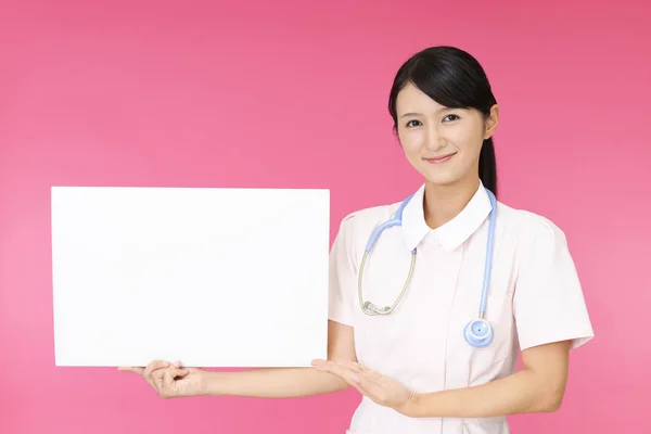 Lächelnde Krankenschwester Mit Whiteboard — Stockfoto