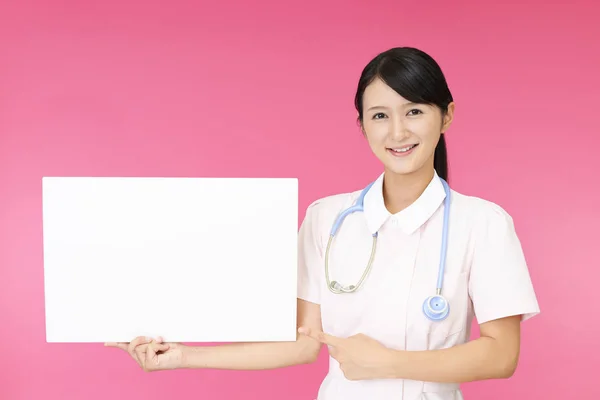 微笑的女护士与白板 — 图库照片