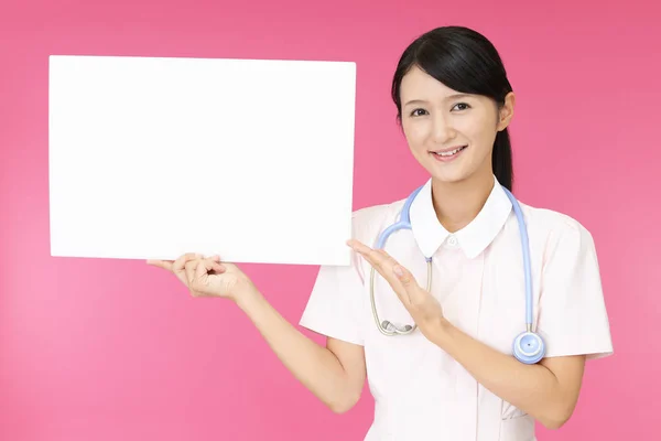 Lächelnde Krankenschwester Mit Whiteboard — Stockfoto