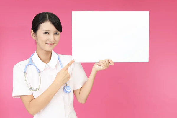 Enfermera Sonriente Con Una Pizarra —  Fotos de Stock