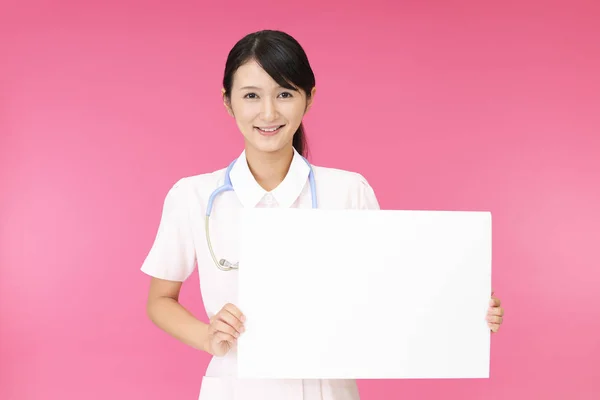 Leende Kvinnlig Sjuksköterska Med Whiteboard — Stockfoto