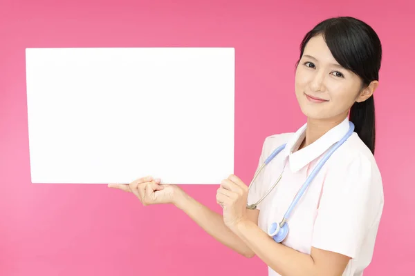 Lächelnde Krankenschwester Mit Whiteboard — Stockfoto