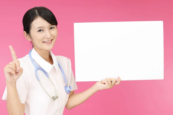 Χαμογελαστή Γυναίκα Νοσοκόμα Έναν Πίνακα — Φωτογραφία Αρχείου