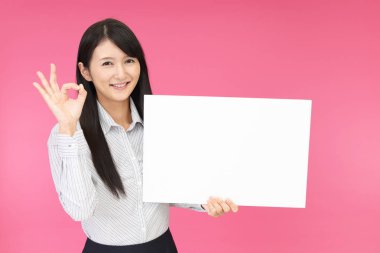 Bir beyaz tahta ile gülümseyen kadın