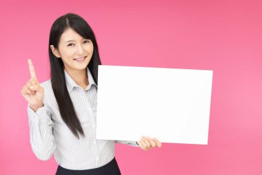 Bir beyaz tahta ile gülümseyen kadın