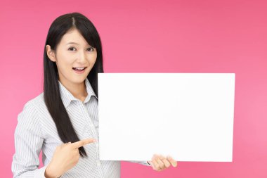 Bir beyaz tahta ile gülümseyen kadın