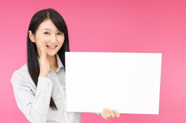 Bir beyaz tahta ile gülümseyen kadın