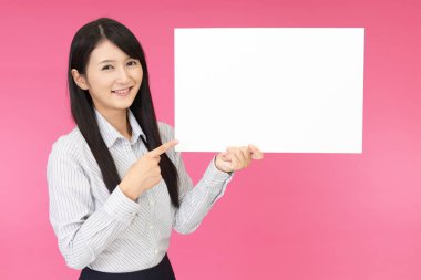 Bir beyaz tahta ile gülümseyen kadın