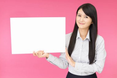 Bir beyaz tahta ile gülümseyen kadın