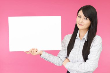 Bir beyaz tahta ile gülümseyen kadın