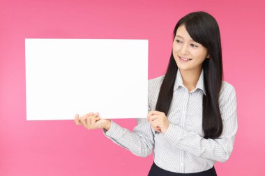 Bir beyaz tahta ile gülümseyen kadın