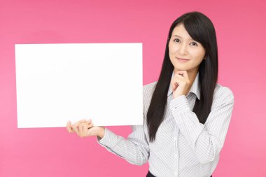 Bir beyaz tahta ile gülümseyen kadın