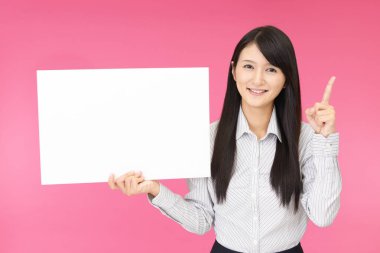 Bir beyaz tahta ile gülümseyen kadın