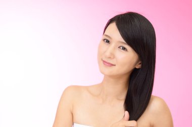 Güzel, uzun saçlı kadın.