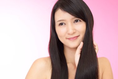 Güzel, uzun saçlı kadın.