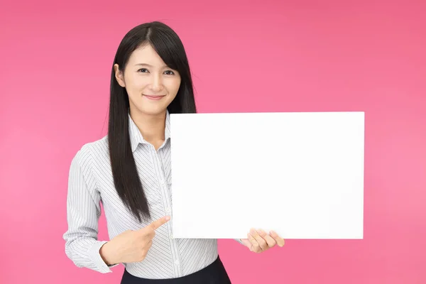 Mujer Sonriente Con Una Pizarra — Foto de Stock