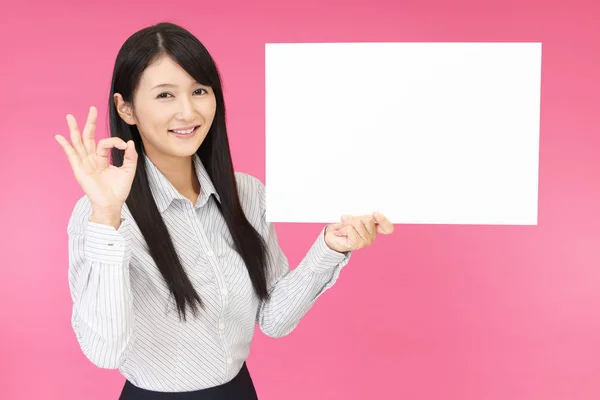 Mujer Sonriente Con Una Pizarra —  Fotos de Stock