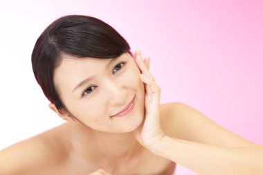 Yüzü sağlıklı genç bir kadın.