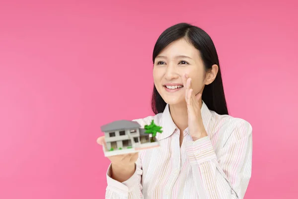 Vrouw Met Een Model Van Huisvesting — Stockfoto